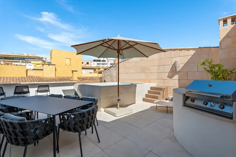 Stylish townhouse in Palma's Old Town with sun terrace & pool — photo 2