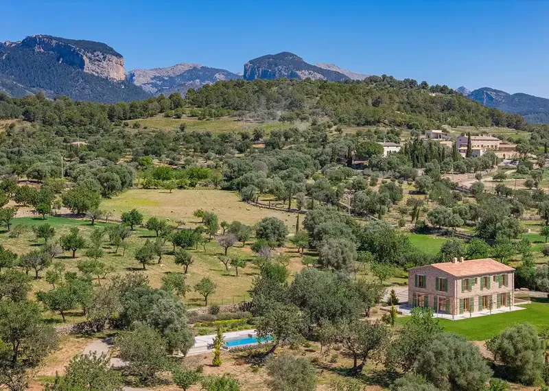 This impressive new villa will occupy a plot of about 15,000m2 with wonderful panoramic views of the surroundings and is offered for — photo 1
