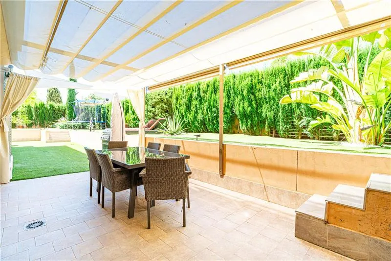 Ground floor flat with a private garden of approx. 263m² in a residential complex with a communal swimming pool — photo 1
