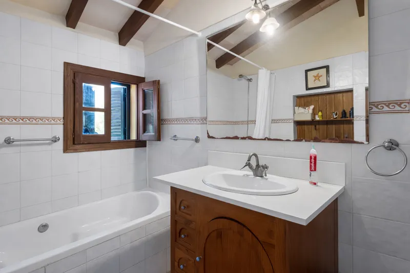 Investment villa with large plot and renovation potential in Nova Santa Ponsa — photo 10