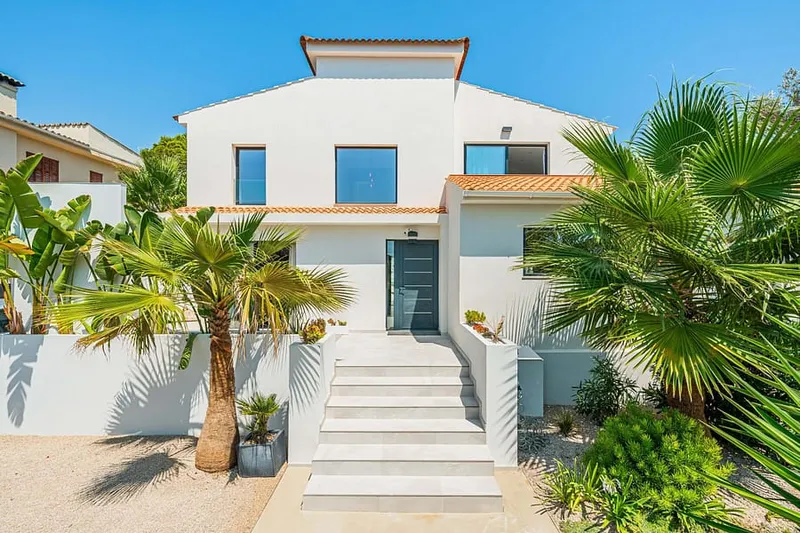Modern Palmanova Villa with Pool, Tropical Garden & Big Outdoor Living — photo 2
