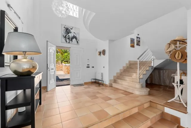 Frontline beach villa with sea views for sale in Cala d'Or, Southeast Mallorca — photo 8