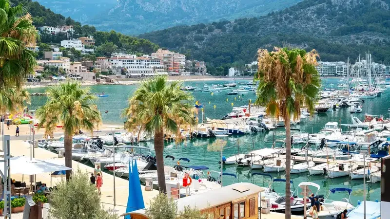 This apartment is part of a newly built residential complex spread over four floors on the seafront of Port de Sóller — photo 12