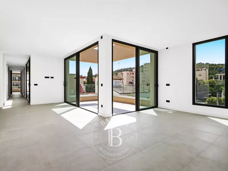 Stunning penthouse with private rooftop terrace and pool — photo 4