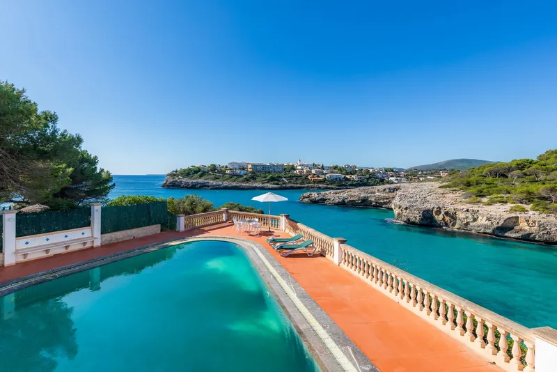 Impressive Cliffside Villa with Uninterrupted Views — photo 7