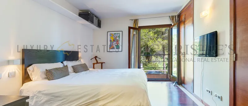 Light-flooded villa in Son Vida — photo 8