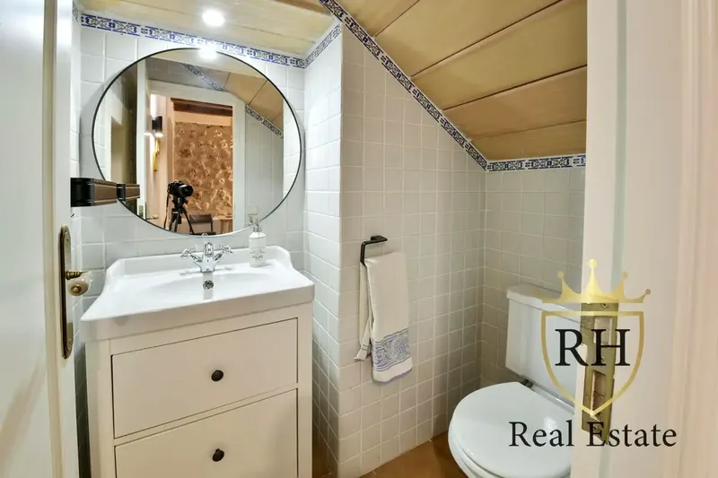This property, dating from 1900, located 200 m from the Town Hall square, stands out for its Majorcan character, corner location and its excellent — photo 7