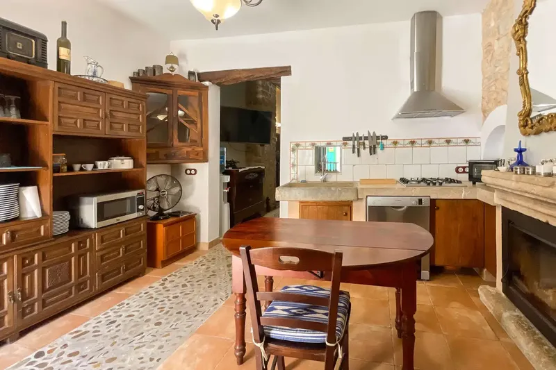 This meticulously renovated 19th-century townhouse is much more than a home: it is a place of memories, stories, and the quiet poetry of times past. — photo 8