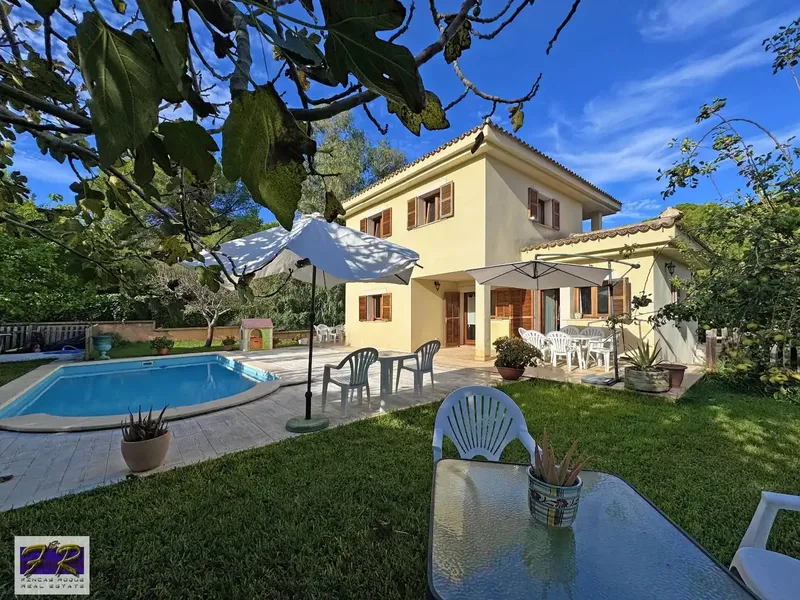 We present this magnificent single-family home, located in the sought-after Bonaire urbanization in Alcudia. Built in 2008 with a high — photo 1