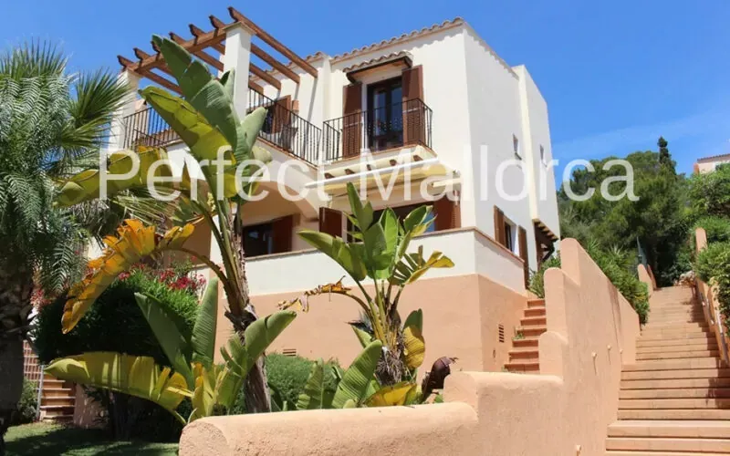 End townhouse overlooking the beach in a well maintained complex with pool in Cala Murada — photo 3