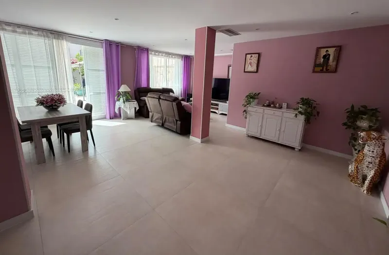 Ofrecemos en venta esta magnífica planta baja de 132 m2 construidos en una parcela de 301m2, situada en Palma, donde el espacio reformado y  — photo 4