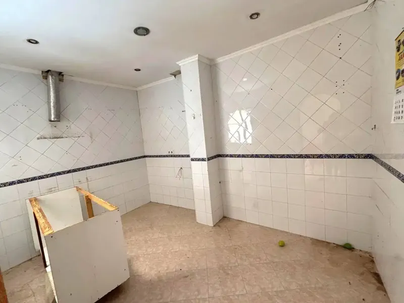 Centrally located house close to all services, just 5 minutes from the town hall square, with multiple options — photo 10