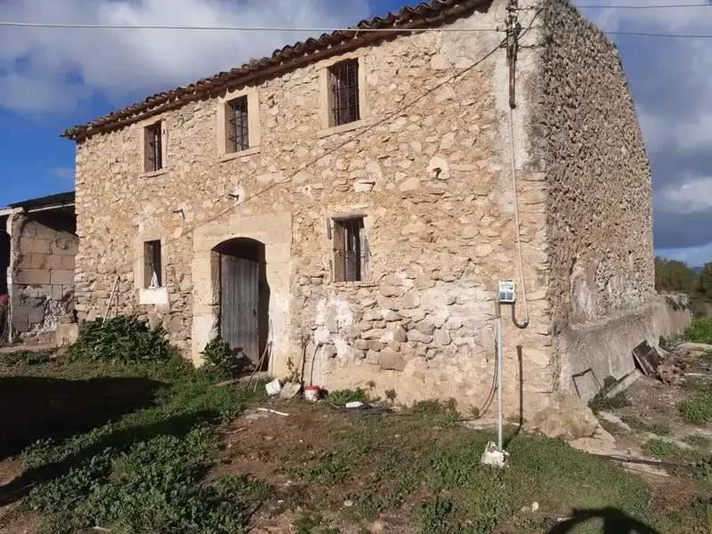 Discover this buildable rustic estate of approximately 59,500 m2, offering a construction of about 345 m2 with ample possibilities — photo 3