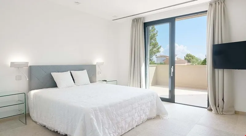 Five-bedroom contemporary designer villa with pool in Santa Ponsa — photo 5