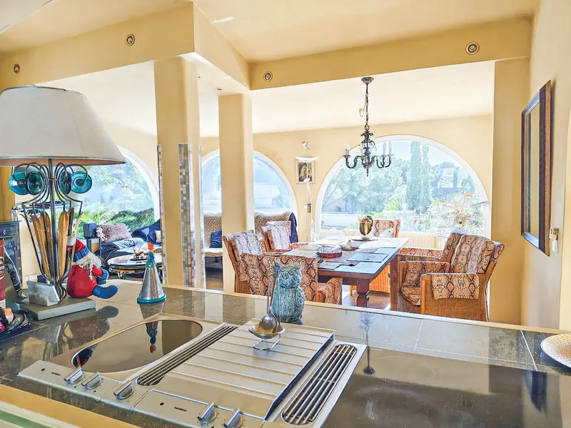 At first glance, this exceptional property captivates with its unique atmosphere. Its privileged location near the sea, its sunny terraces and — photo 12