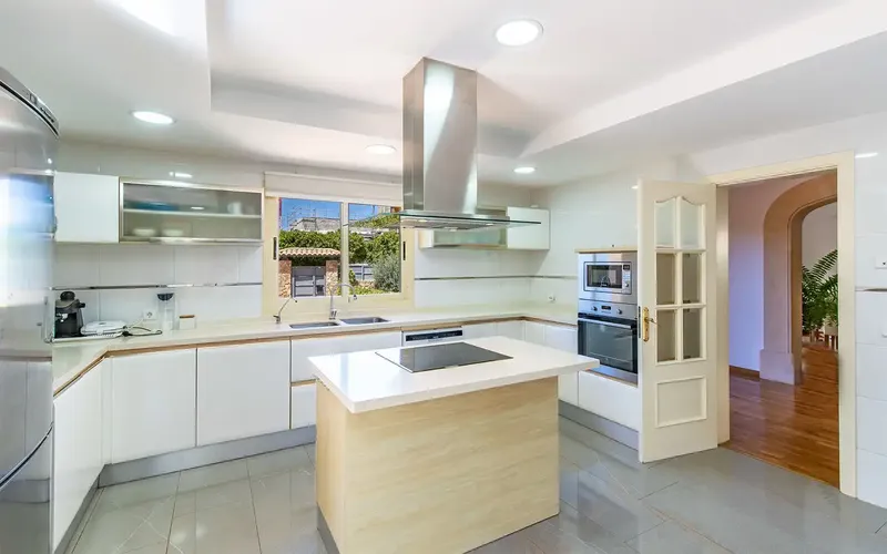 This beautiful townhouse in Puig de Ros with pool, garden and large underground parking is located in an attractive residential area — photo 8