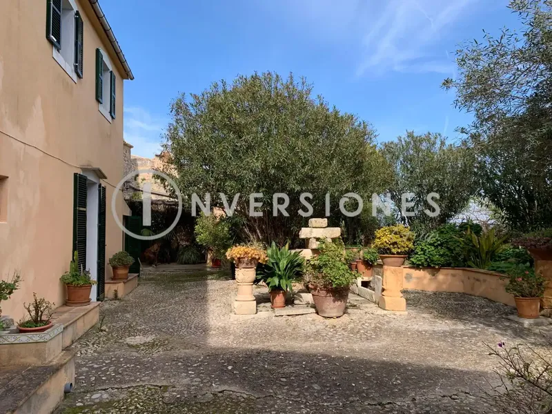 Inversiones Grup Real Estate Boutique presents this majestic Mallorcan manor house with tourist license in Muro. — photo 1