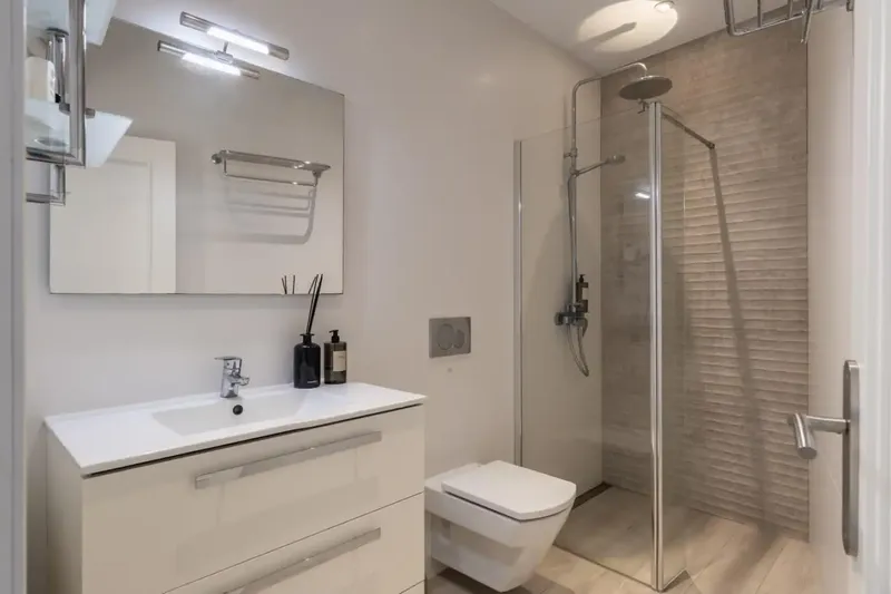 Welcome to your new dream villa! This luxurious detached residence impresses with its bright rooms and a spacious — photo 11
