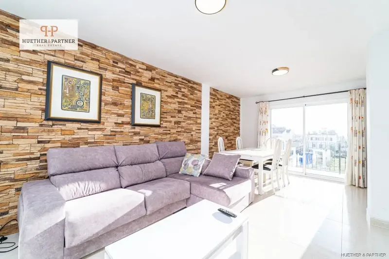 This modernized apartment impresses with its bright and cozy atmosphere. The spacious living room is equipped with a double-leaf balcony door — photo 1