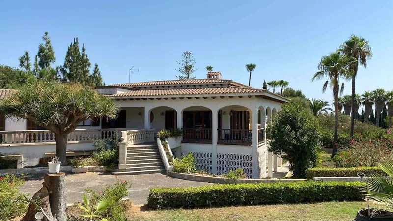 Retro villa with pool, sea views, tennis court and private cinema room – a house with great potential. — photo 6