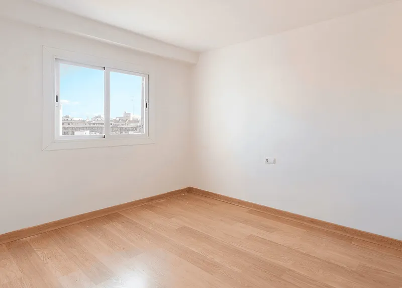 Apartment with Terrace in Need of Renovation Near Santa Catalina — photo 8