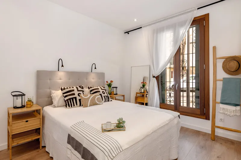 Apartment with large patio and high ceilings near Santa Catalina market — photo 6