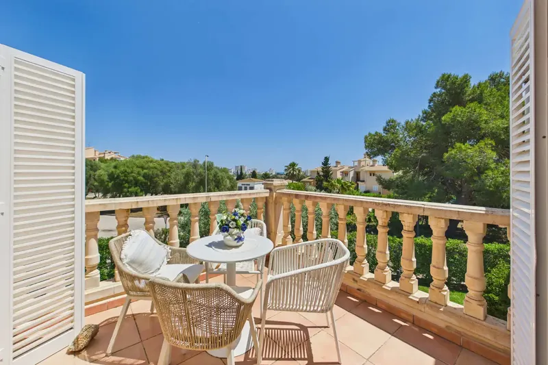 This tastefully furnished and bright apartment is located in a small, well-maintained residential complex with only 18 owners, ideal — photo 6