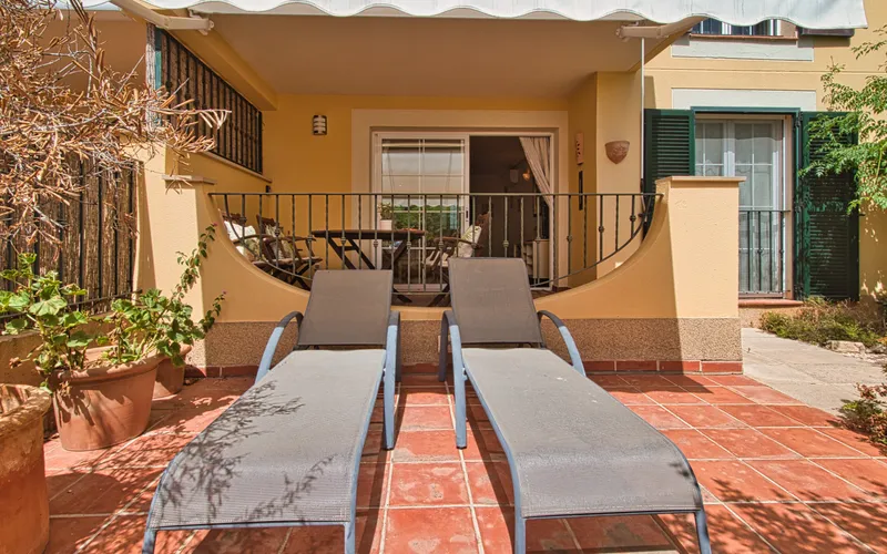 Garden apartment in a popular residential complex with a large pool, within walking distance of the ... — photo 1