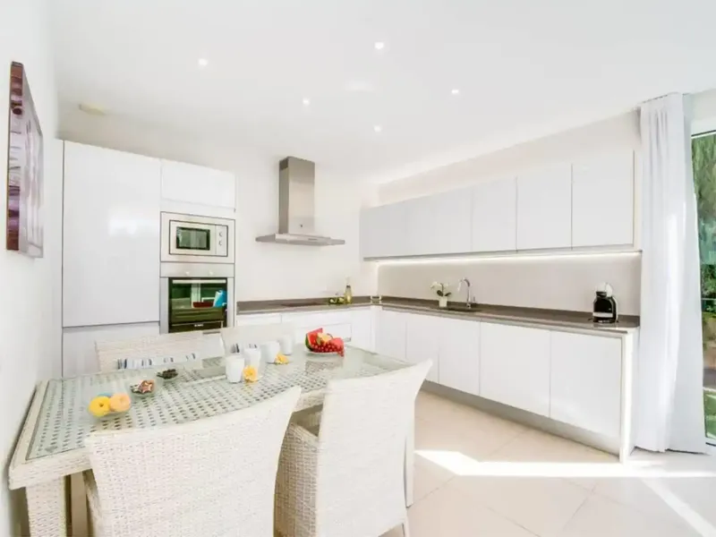 La espectacular casa se encuentra en Alcudia, nueva, con estructura, interiores y ambiente moderno. Equipada con todo detalle para unas vaca — photo 12