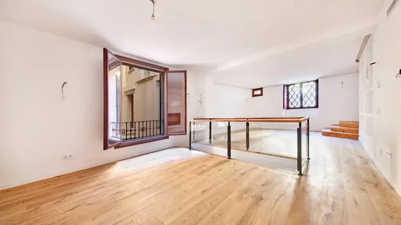 Located in the most valued area of the Old Town of Palma de Mallorca, near the wall and the famous Cathedral, this apartment — photo 4