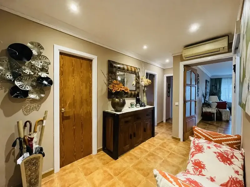 Ubicado en Santa Ponsa, una de las zonas más deseadas del suroeste de Mallorca, este espacioso apartamento ofrece bonitas vistas panorámicas — photo 10