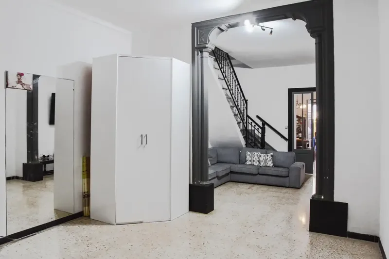 Discover this magnificent house with authentic Mallorcan character, located in the heart of the old town of Manacor, surrounded by shops, services and — photo 2