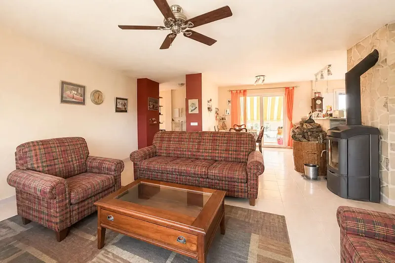Spacious furnished flat on the third floor of a three-unit building built in 2008, occupying the entire floor — photo 7