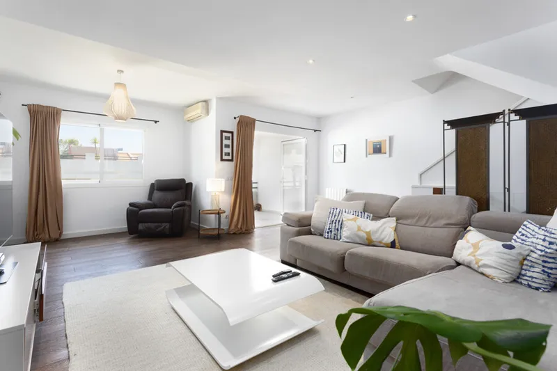 Elegant Four-Bedroom Semi-Detached Home with Terraces, Garden & Garage in Tranquil Cala Nova — photo 4