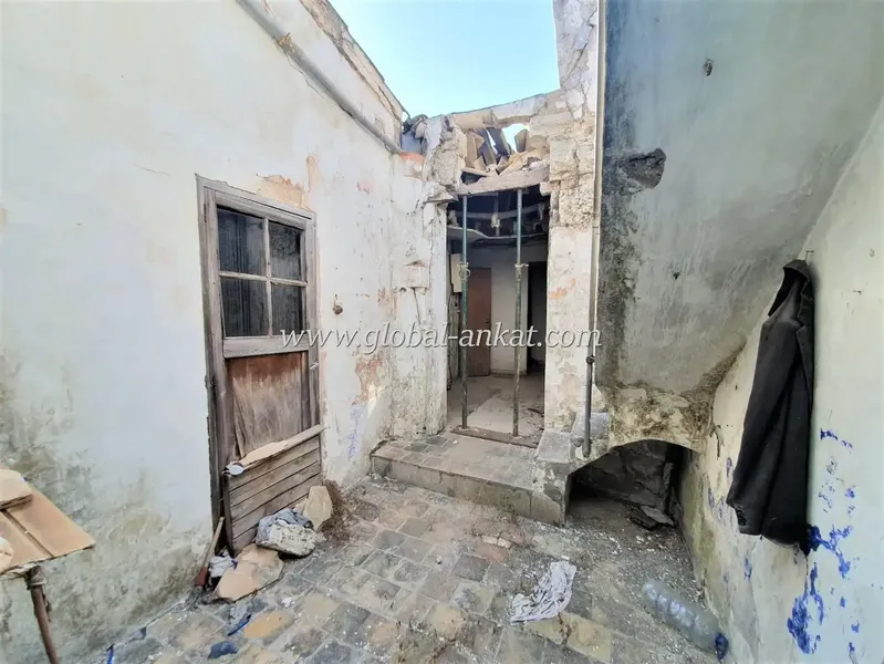 House to renovate in Felanitx, located in the Can Moix area on Ps. Ramón Llull, with a plot area according to the cadastre of 398m2, with — photo 6