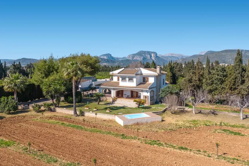 This exceptionally prestigious estate combines the charm of a Mediterranean country house with elegant, timeless furniture and a well-maintained condition — photo 8