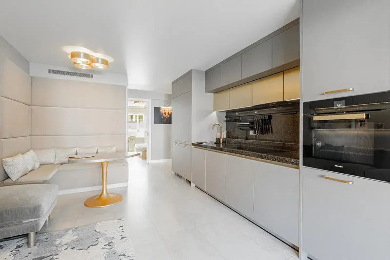 Discover this completely renovated apartment in one of the most exclusive communities in Portals Nous, with direct access to the — photo 4