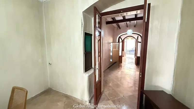This 258 m² townhouse, distributed over three floors on a 163 m² plot, offers endless possibilities to — photo 9
