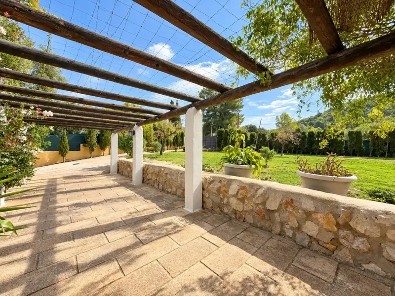 Situada en una amplia parcela de aproximadamente 4.460 m², esta encantadora casa de una sola planta disfruta de un entorno rural idílico rod — photo 2