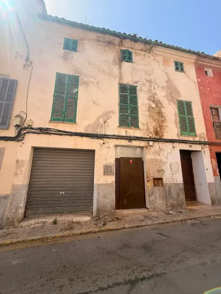 Two-storey house in Inca with several rooms and bathroom. Needs full renovation. Price €280,000. — photo 1