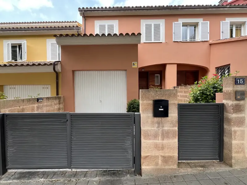 Chalet adosado de 3 plantas con jardín, solárium y garaje particular. — photo 1