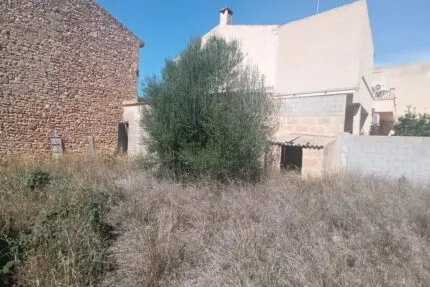 Urban plot with storage room in central location of Es Llombards — S 13 — photo 1