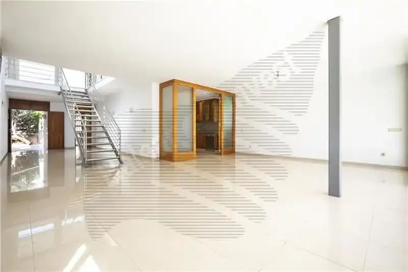Alquiler. Chalet unifamiliar en solar de 475m2 aprox. con vistas al mar, 220m2 aprox., amplio salón comedor, cocina amueblada y equipada, 3  — photo 4