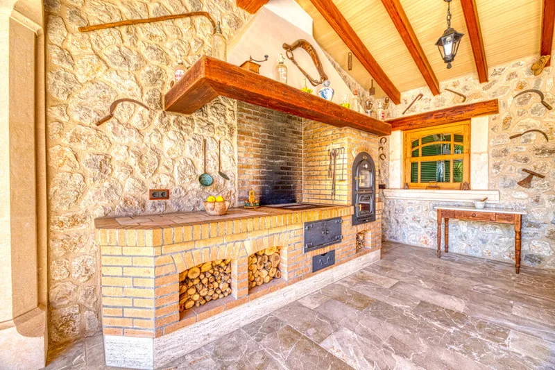 Elegant Five-Bedroom Villa with Courtyard Pool in Es Capdella — photo 2