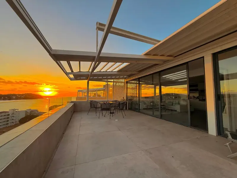 This beautiful penthouse occupies the top floor of a building with a communal pool and offers maximum privacy together with impressive views — photo 1