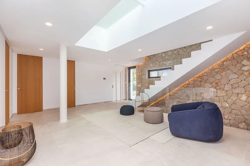 Modern sea-view villa with separate guest area — photo 9