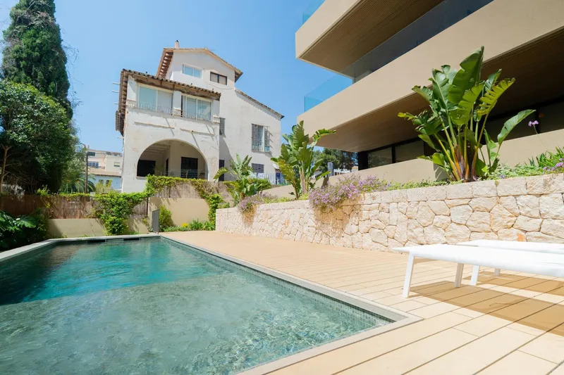 Residence with Private Garden — 2 Bedrooms | 2 Bathrooms | Large Outdoor Space — photo 1