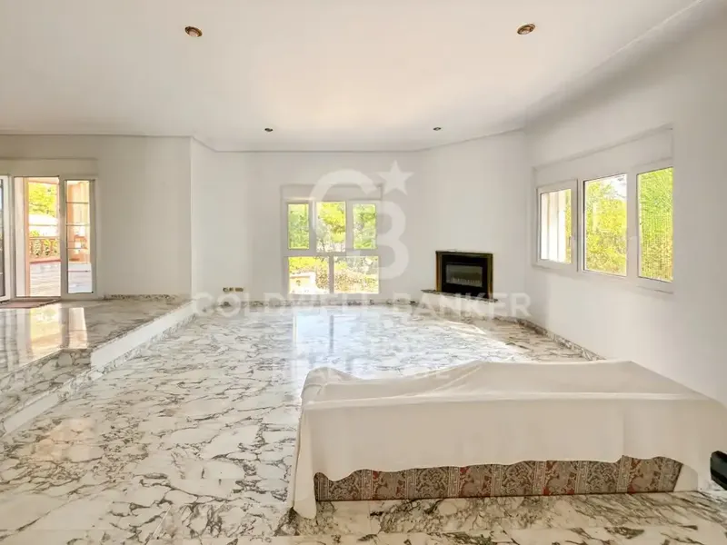 Situated in a privileged position on a mountainside, this magnificent villa of more than 550 m² built combines spaciousness, light — photo 8