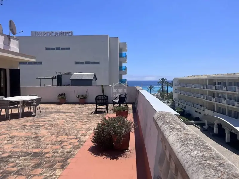 Sunny penthouse in the center of Cala Millor, a few meters from the beautiful beach and with lateral sea views — photo 1