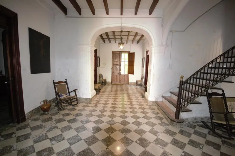 Grand Manor House with Land — photo 1
